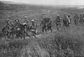 'Apres les succes Britanniques au Nord de la Somme; Prisonniers blesses diriges de..., 1916. Creator: Unknown.