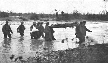 ''L'autriche succombe; Un gue de la Piave; blesse transporte par des prisonniers autrichiens', 1918. Creator: Unknown.